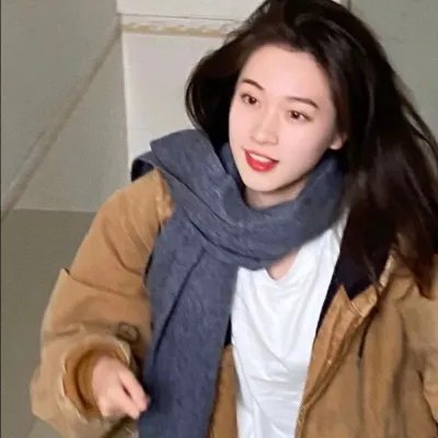 她在这里